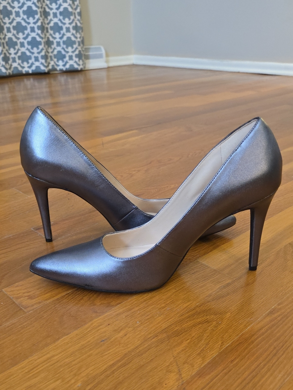 Vintage Y2K Pointed-Toe High Heels in Metallic Gray